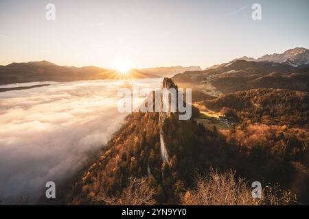 Sonnenaufgang auf dem Großen Barmstein mit Blick auf den kleinen Barmstein am Nordostrand der Berchtesgadener Alpen und einer Nebeldecke auf der Westseite des Salzachtals oberhalb der Stadt Hallein am 17.11.2024. // Sonnenaufgang auf dem Großen Barmstein mit Blick auf den Kleinen Barmstein am Nordostrand der Berchtesgadener Alpen und einer Nebeldecke auf der Westseite des Salzachtals oberhalb der Stadt Hallein am 17. November 2024. - 20241117 PD19500 Credit: APA-PictureDesk/Alamy Live News Stockfoto