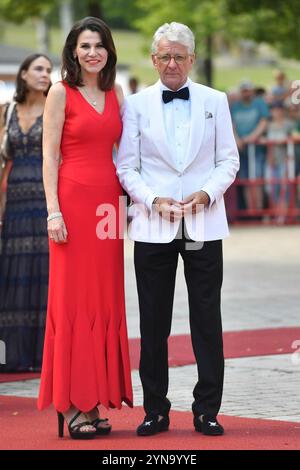 ARCHIVFOTO: Marcel REIF wird am 27. November 2024 75 Jahre alt, Marcel REIF (Sportreporter) mit Ehefrau Prof. Dr. Marion KIECHLE (CSU, Staatsministerin für Wissenschaft und Kunst) bei ihrer Ankunft. Eröffnung des Bayreuther Richard-Wagner-Festivals 2018. Roter Teppich am 25. Juli 2018. Green Hill, ??? Stockfoto