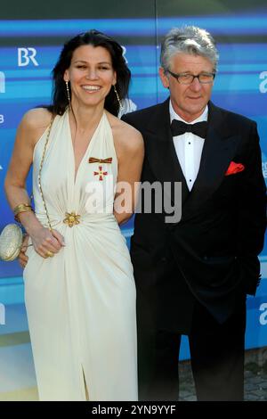 ARCHIVFOTO: Marcel REIF wird am 27. November 2024 75 Jahre alt, Dr. Marion Kiechle (Ärztin) mit Marcel reif, Journalist, Sportreporter, Halbfigur. Bayerischer Fernsehpreis 2008, Roter Teppich, Roter Teppich, am 9. Mai 2008. ? Stockfoto