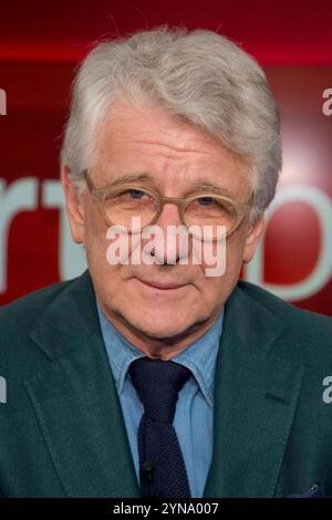 Köln, Deutschland. Juni 2018. ARCHIVFOTO: Marcel REIF wird am 27. November 2024 75 Jahre alt, Marcel REIF, Sportexperte und Journalist, Porträt, Porträt, zugeschnittenes Einzelbild, einzelnes Motiv, „Hard but fair“, Fernsehsendung, Talkshow, Thema: „der Ball läuft, alles ist immer noch möglich: viel Spaß mit der Weltmeisterschaft in Russland?“, 18. Juni 2018, Credit: dpa/Alamy Live News Stockfoto