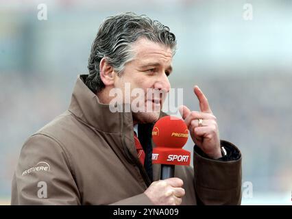 Cottbus, Deutschland. März 2003. ARCHIVFOTO: Marcel REIF wird am 27. November 2024 75 Jahre alt, Marcel REIF, Deutschland, Sportmoderator, Sportreporter, Geste, mit Premiere-Mikrofon, Büste, QF? Quelle: dpa/Alamy Live News Stockfoto