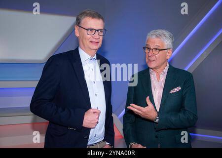ARCHIVFOTO: Marcel REIF wird am 27. November 2024 75 Jahre alt, von links: Günther JAUCH, TV-Moderator, Marcel REIF, Sportkommentator, Maischberger.die Wocheâ?, Talkshow, WDR/ARD, 13. November 2019. Stockfoto