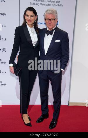 Wiesbaden, Deutschland. Februar 2019. ARCHIVFOTO: Marcel REIF wird am 27. November 2024 75 Jahre alt, Marcel REIF, Sportmoderator, und Marion KIECHLE, Red Carpet, Red Carpet Show, Ball des Sports am 2. Februar 2019 in Wiesbaden Â Credit: dpa/Alamy Live News Stockfoto