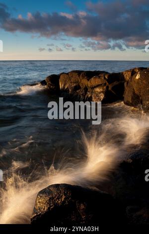 Die Wellen brechen am North Shore des Lake Superior ab, während die Dämmerung im Norden von Minnesota bricht. Stockfoto