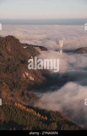 Sonnenaufgang auf dem Großen Barmstein mit Blick auf den kleinen Barmstein am Nordostrand der Berchtesgadener Alpen und einer Nebeldecke auf der Westseite des Salzachtals oberhalb der Stadt Hallein am 17.11.2024. Im Bild: Die Burgruine Gutrat // Sonnenaufgang auf dem Großen Barmstein mit Blick auf den Kleinen Barmstein am Nordostrand der Berchtesgadener Alpen und einer Nebeldecke auf der Westseite des Salzachtals oberhalb der Stadt Hallein am 17. November 2024. - 20241117 PD19501 Credit: APA-PictureDesk/Alamy Live News Stockfoto