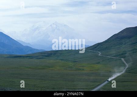 Ein Tourbus fährt von Denali, auch bekannt als Mount McKinley, im Denali National Park, Alaska. Stockfoto