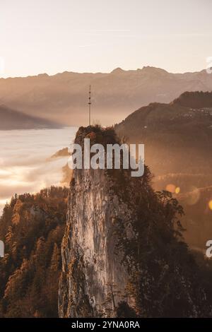 Sonnenaufgang auf dem Großen Barmstein mit Blick auf den kleinen Barmstein am Nordostrand der Berchtesgadener Alpen und einer Nebeldecke auf der Westseite des Salzachtals oberhalb der Stadt Hallein am 17.11.2024. Im Bild: Ein Maibaum am kleinen Barmstein. // Sonnenaufgang auf dem Großen Barmstein mit Blick auf den Kleinen Barmstein am Nordostrand der Berchtesgadener Alpen und einer Nebeldecke auf der Westseite des Salzachtals oberhalb der Stadt Hallein am 17. November 2024. - 20241117 PD19505 Credit: APA-PictureDesk/Alamy Live News Stockfoto