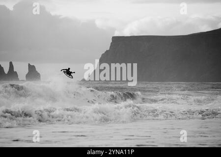 Surfer, der in Island einen Frontside Air macht. Kaltes Wasser Stockfoto