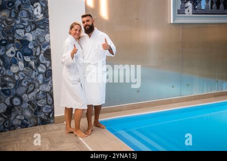 Junge glückliche Paare genießen im Spa Center am Swimmingpool. Mann und Frau im Urlaub. Stockfoto
