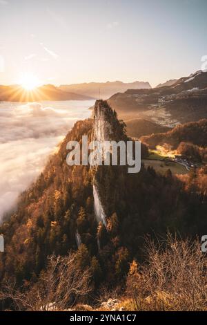 Sonnenaufgang auf dem Großen Barmstein mit Blick auf den kleinen Barmstein am Nordostrand der Berchtesgadener Alpen und einer Nebeldecke auf der Westseite des Salzachtals oberhalb der Stadt Hallein am 17.11.2024. // Sonnenaufgang auf dem Großen Barmstein mit Blick auf den Kleinen Barmstein am Nordostrand der Berchtesgadener Alpen und einer Nebeldecke auf der Westseite des Salzachtals oberhalb der Stadt Hallein am 17. November 2024. - 20241117 PD19486 Credit: APA-PictureDesk/Alamy Live News Stockfoto