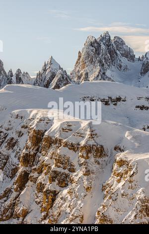 Majestätische, scharfe Gipfel der Dolomiten, Italien, leuchten unter den warmen Tönen der untergehenden Sonne und schaffen eine atemberaubende Berglandschaft bei Sonnenuntergang Stockfoto