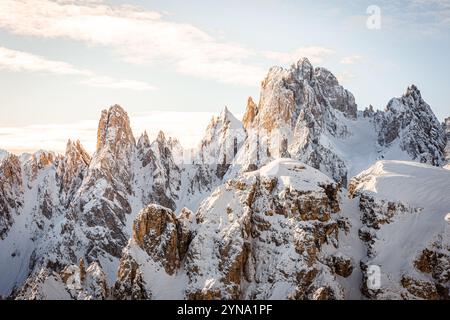 Majestätische, scharfe Gipfel der Dolomiten, Italien, leuchten unter den warmen Tönen der untergehenden Sonne und schaffen eine atemberaubende Berglandschaft bei Sonnenuntergang Stockfoto