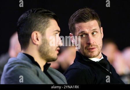 Dortmund, Deutschland. November 2024. Borussia Dortmund GmbH & Co. KGaA - Jahreshauptversammlung, Kongresszentrum Westfalenhallen. Nuri Sahin (l), Cheftrainer von Borussia Dortmund, und Sebastian Kehl, Sportdirektor von Borussia Dortmund, sprechen. Quelle: Bernd Thissen/dpa/Alamy Live News Stockfoto