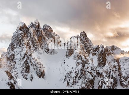 Majestätische, scharfe Gipfel der Dolomiten, Italien, leuchten unter den warmen Tönen der untergehenden Sonne und schaffen eine atemberaubende Berglandschaft bei Sonnenuntergang Stockfoto