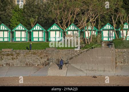 Swansea, Großbritannien. November 2024. Die Menschen nutzen den Sonnenschein in Langland Bay, Swansea heute Morgen, als die Kraft des Sturms Bert abnimmt. Quelle: Phil Rees/Alamy Live News Stockfoto