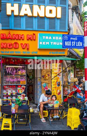 Vietnam, Hanoi, Dong da District, lokale Fast Food-Terrasse Stockfoto