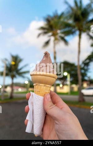 Genießen Sie ein Schokoladeneis in Guam unter den Palmen Stockfoto