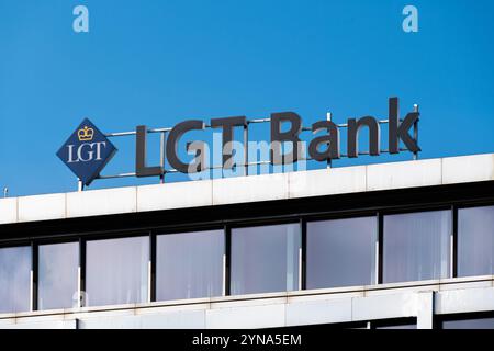 Schild und Logo auf dem Gebäude der LGT Bank. Die LGT Bank (Liechtenstein Global Trust) ist die Vermögensverwaltungsgruppe des Fürstentums Liechtenstein Stockfoto