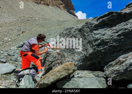 Schweiz, Kanton Wallis, Zermatt, Matterhorn Gletscherweg, Malerei auf den Spuren des Wanderweges Stockfoto