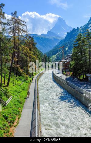 Schweiz, Kanton Wallis, Zermatt, das Dorf, die Visp, das Matterhorn (4478 m) im Hintergrund Stockfoto