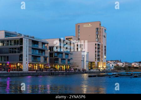 hafenpromenade am Phönixsee mit Residenz Phoenixsee, Dortmund, Nordrhein-Westfalen, Deutschland. Hafenpromenade am Phoenix-See m Stockfoto