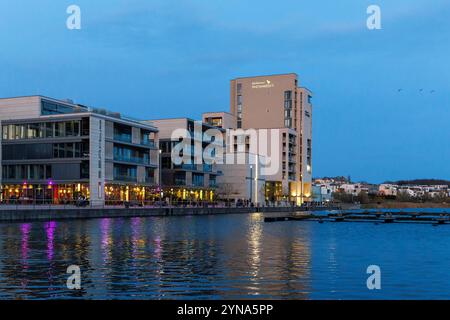 hafenpromenade am Phönixsee mit Residenz Phoenixsee, Dortmund, Nordrhein-Westfalen, Deutschland. Hafenpromenade am Phoenix-See m Stockfoto