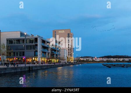 hafenpromenade am Phönixsee mit Residenz Phoenixsee, Dortmund, Nordrhein-Westfalen, Deutschland. Hafenpromenade am Phoenix-See m Stockfoto