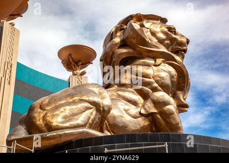 Las Vegas, USA - 18. April 2012: Die goldene MGM-Löwenstatue vor dem MGM Grand Hotel auf dem Las Vegas Strip. Er ist 14 Meter hoch und der größte Stockfoto