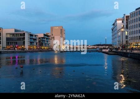 hafenpromenade mit Residenz Phoenixsee und Kaipromenade (rechts) am Phönixsee, Dortmund, Nordrhein-Westfalen, Deutschland. Hafe Stockfoto