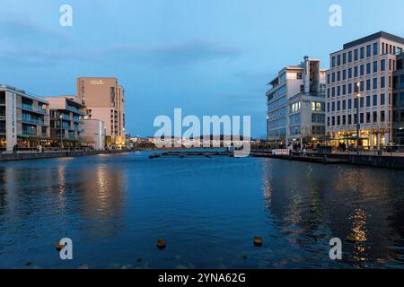 hafenpromenade mit Residenz Phoenixsee und Kaipromenade (rechts) am Phönixsee, Dortmund, Nordrhein-Westfalen, Deutschland. Hafe Stockfoto