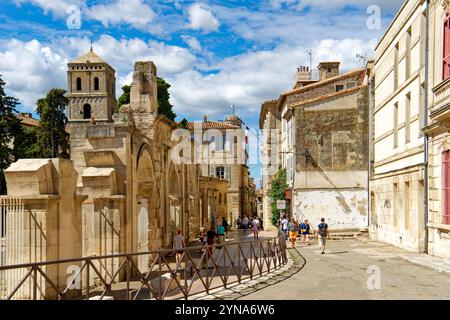 Frankreich, Bouches du Rhone, Arles, römisches Theater im 1. Jahrhundert v. Chr. und Kirche St. Trophime aus dem 12. Bis 15. Jahrhundert, die von der UNESCO im Hintergrund zum Weltkulturerbe erklärt wurde Stockfoto