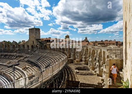 Frankreich, Bouches du Rhone, Arles, die Arenen, das römische Amphitheater von 80-90 n. Chr. und die Kirche St. Trophime aus dem 12. Bis 15. Jahrhundert, die von der UNESCO im Hintergrund zum Weltkulturerbe erklärt wurde Stockfoto