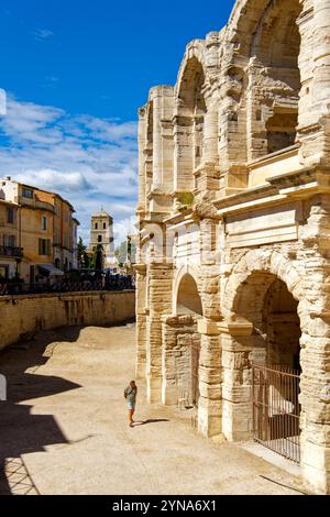 Frankreich, Bouches du Rhone, Arles, die Arenen, das römische Amphitheater von 80-90 n. Chr. und die Kirche St. Trophime aus dem 12. Bis 15. Jahrhundert, die von der UNESCO im Hintergrund zum Weltkulturerbe erklärt wurde Stockfoto