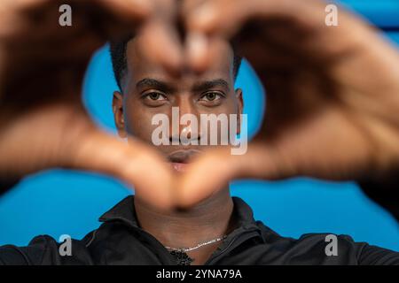 Porträt eines jungen Athleten, der mit seinen Händen eine Herzform macht Stockfoto
