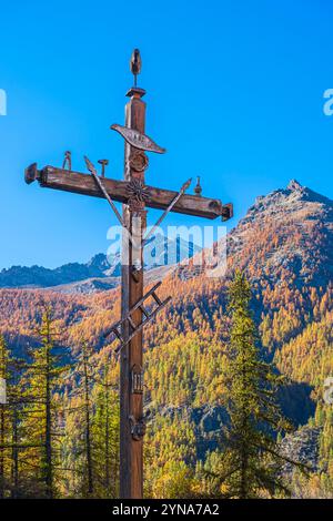 Frankreich, Hautes-Alpes, Region Briancoonnais, Guisane-Tal, Le Monetier-les-Bains, Le Casset Weiler (alt: 1512 m), Passionskreuz Stockfoto