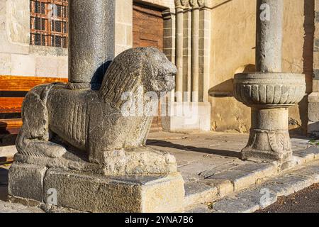 Frankreich, Hautes-Alpes, Region Briancoonnais, Tal Guisane, La Salle-les-Alpes (alt: 1400 m), Kirche Saint Marcellin im Jahr 1532 geweiht, Veranda mit einem symbolischen Löwen, Hüter der heiligen Orte Stockfoto