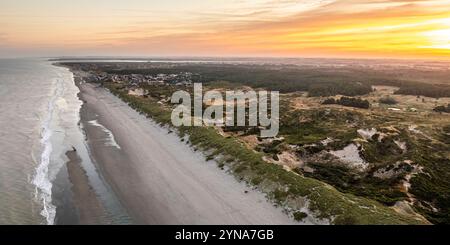 Frankreich, Somme, Somme Bay, Quend-Plage, Marquenterre, Quend-Plage in der Mitte der Dünen bei Sonnenaufgang (aus der Vogelperspektive) Stockfoto