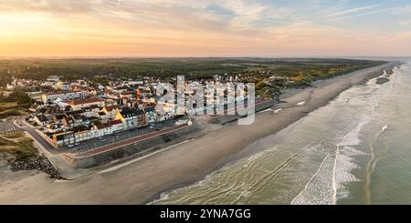 Frankreich, Somme, Somme Bay, Quend-Plage, Marquenterre, Quend-Plage in der Mitte der Dünen bei Sonnenaufgang (aus der Vogelperspektive) Stockfoto