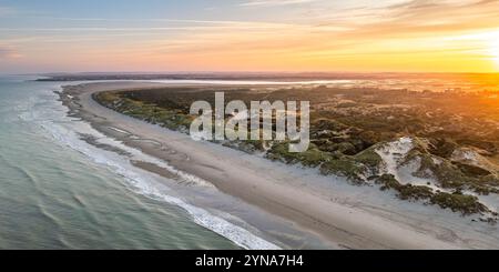Frankreich, Somme, Somme Bay, Quend-Plage, Marquenterre, Quend-Plage in der Mitte der Dünen bei Sonnenaufgang (aus der Vogelperspektive) Stockfoto