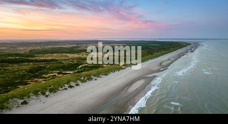 Frankreich, Somme, Somme Bay, Quend-Plage, Marquenterre, Quend-Plage in der Mitte der Dünen bei Sonnenaufgang (aus der Vogelperspektive) Stockfoto