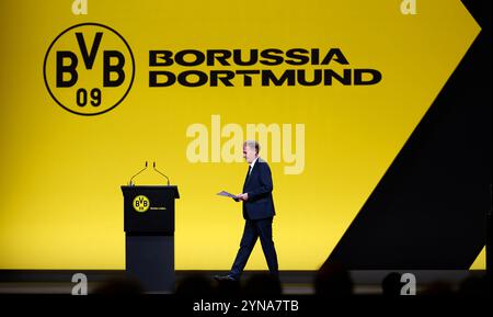 Dortmund, Deutschland. November 2024. Borussia Dortmund GmbH & Co. KGaA - Jahreshauptversammlung, Kongresszentrum Westfalenhallen. Hans-Joachim Watzke, Vorstandsvorsitzender der Borussia Dortmund, geht zum Rednerpult. Quelle: Bernd Thissen/dpa/Alamy Live News Stockfoto