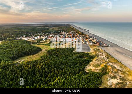 Frankreich, Somme, Somme Bay, Quend-Plage, Marquenterre, Quend-Plage in der Mitte der Dünen bei Sonnenaufgang (aus der Vogelperspektive) Stockfoto
