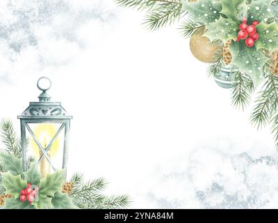 Weihnachtskarte horizontale Vorlage mit Laterne, Kerze, Goldkugeln, stechpalme, Fichtenzweige und Kegel auf grünem Aquarellfleck Hintergrund. Handgezeichnetes Illustrationsbanner für Neujahrsgrußkarten. Stockfoto