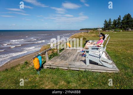 Kanada, Provinz New Brunswick, akadische Küste, Pokeshaw, Küste mit Adirondack-Stühlen Stockfoto