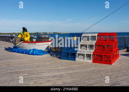 Kanada, Provinz New Brunswick, die akadische Küste, Shippagan, Centre-Marin, Hummerfallen in den Farben der akadischen Flagge Stockfoto