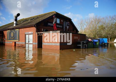 Hochwasser bedeckt Teile des Billing Aquadrome in Northamptonshire. Sturm Bert wird auch in Montag zu Störungen führen, nachdem sintflutartige Regengüsse am Wochenende „verheerende“ Überschwemmungen verursacht haben. Bilddatum: Montag, 25. November 2024. Stockfoto