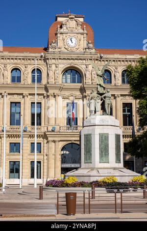 Frankreich, Alpes-Maritimes (06), Cannes, Rathaus und Kriegsdenkmal Stockfoto