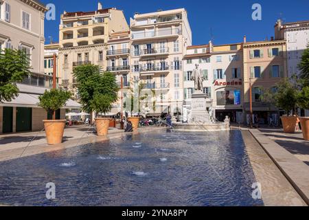 Frankreich, Alpes-Maritimes (06), Cannes, Allée de la Liberté Charles de Gaulle mit Rue Félix Faure im Hintergrund, Brunnen und Statue von Lord Brougham Stockfoto