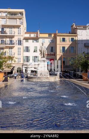 Frankreich, Alpes-Maritimes (06), Cannes, Allée de la Liberté Charles de Gaulle mit Rue Félix Faure im Hintergrund, Brunnen und Statue von Lord Brougham Stockfoto