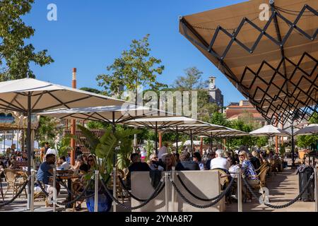 Frankreich, Alpes-Maritimes (06), Cannes, Restaurantterrasse auf der Allée de la Liberté Charles de Gaulle mit der Altstadt im Hintergrund Le Suquet Stockfoto